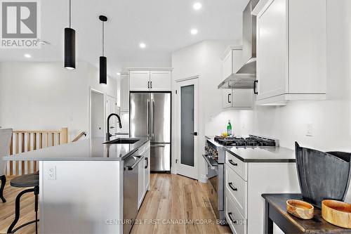 672 Ketter Way, Plympton-Wyoming (Plympton Wyoming), ON - Indoor Photo Showing Kitchen With Upgraded Kitchen
