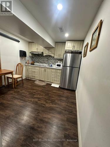 5861 Cozumel Drive, Mississauga, ON - Indoor Photo Showing Kitchen