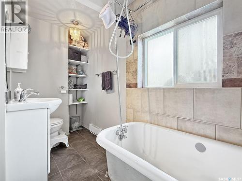 800 Railway Avenue, Webb, SK - Indoor Photo Showing Bathroom