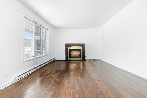 Salon - 8005 Rue Philippe-De Carion, Montréal (Rivière-Des-Prairies/Pointe-Aux-Trembles), QC - Indoor Photo Showing Living Room With Fireplace