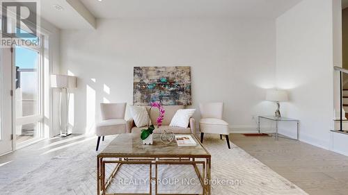 3325 Taha Gardens, Oakville, ON - Indoor Photo Showing Living Room