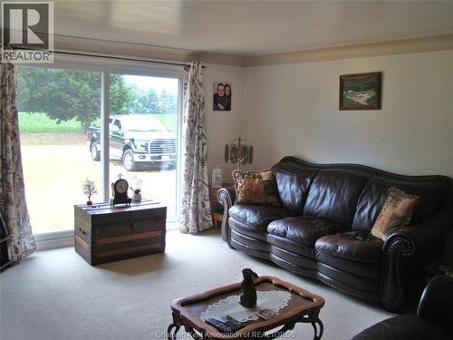 7914 Haggerty Road, Dawn-Euphemia, ON - Indoor Photo Showing Living Room