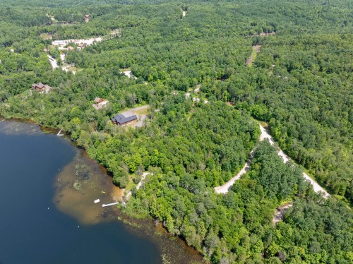 Accès au plan d'eau - 215 Ch. Des Chênes, Amherst, QC 