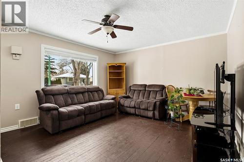 725 Mctavish Street, Regina, SK - Indoor Photo Showing Living Room