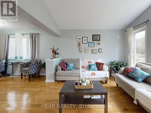 3896 Lacman Trail, Mississauga, ON - Indoor Photo Showing Living Room