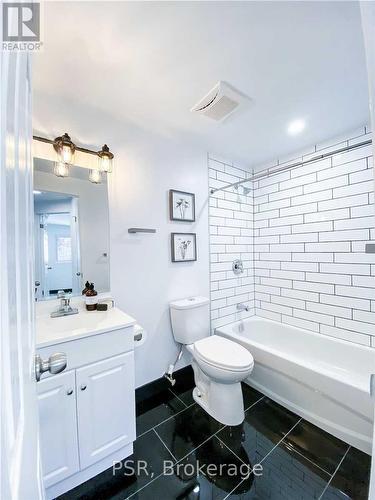 20 - 2 Blackthorn Avenue, Toronto, ON - Indoor Photo Showing Bathroom