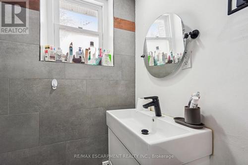 7792 Wilson Crescent, Niagara Falls, ON - Indoor Photo Showing Bathroom