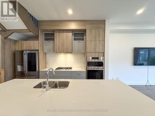 22 Direzze Court, Richmond Hill, ON - Indoor Photo Showing Kitchen With Double Sink With Upgraded Kitchen