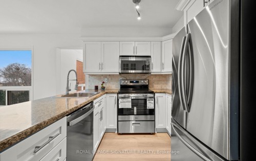 2035 Folkway Drive, Mississauga, ON - Indoor Photo Showing Kitchen With Upgraded Kitchen