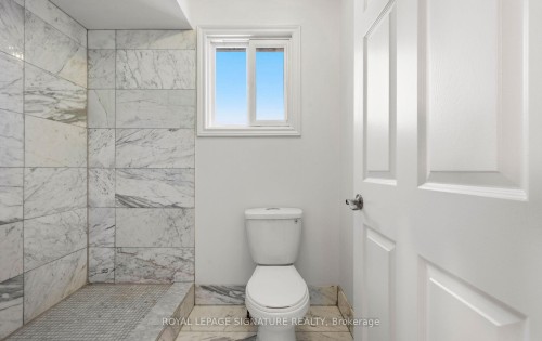 2035 Folkway Drive, Mississauga, ON - Indoor Photo Showing Bathroom
