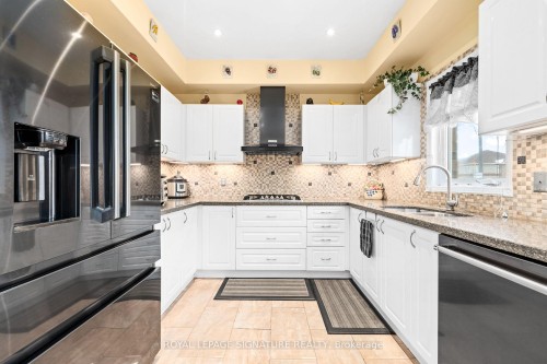 687 Twain Avenue, Mississauga, ON - Indoor Photo Showing Kitchen With Upgraded Kitchen