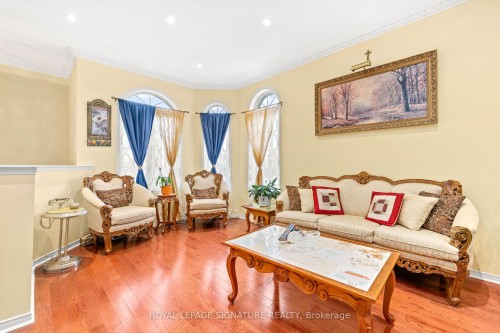 687 Twain Avenue, Mississauga, ON - Indoor Photo Showing Living Room