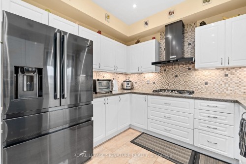 687 Twain Avenue, Mississauga, ON - Indoor Photo Showing Kitchen With Upgraded Kitchen