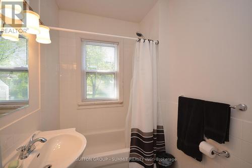 16 Ontario Street W, Mississauga, ON - Indoor Photo Showing Bathroom