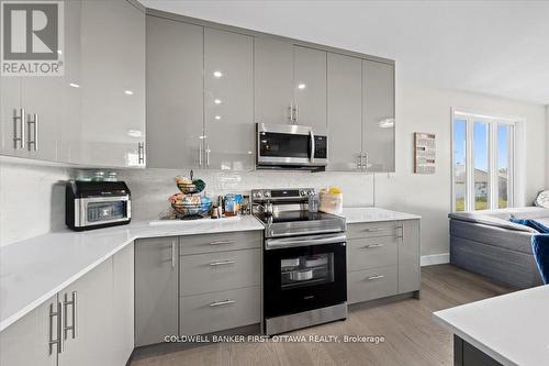 A/B - 22 Inverkip Avenue, Ottawa, ON - Indoor Photo Showing Kitchen With Upgraded Kitchen