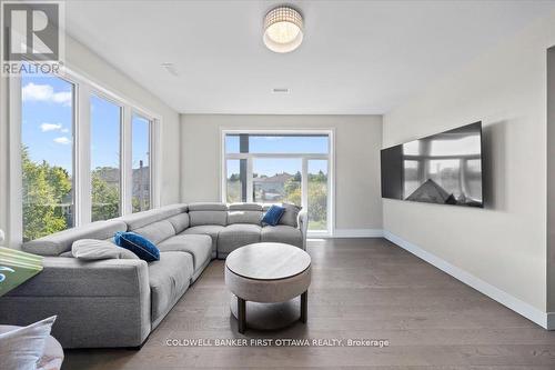 A/B - 22 Inverkip Avenue, Ottawa, ON - Indoor Photo Showing Living Room