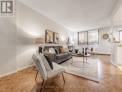 109/209 - 30 Glen Elm Avenue, Toronto, ON - Indoor Photo Showing Living Room