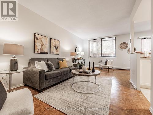 109/209 - 30 Glen Elm Avenue, Toronto, ON - Indoor Photo Showing Living Room