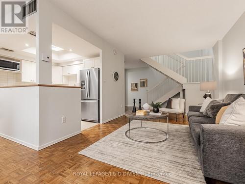 109/209 - 30 Glen Elm Avenue, Toronto, ON - Indoor Photo Showing Living Room
