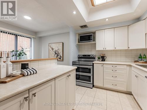 109/209 - 30 Glen Elm Avenue, Toronto, ON - Indoor Photo Showing Kitchen