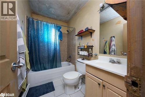 94 Sixth Avenue, Brantford, ON - Indoor Photo Showing Bathroom