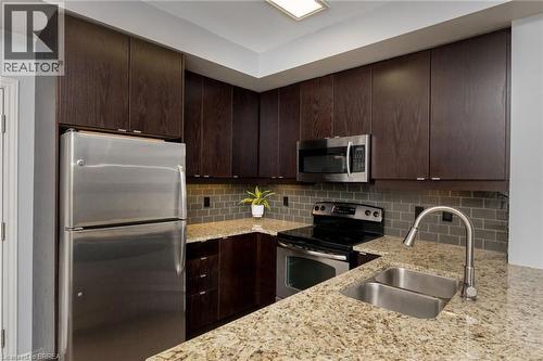 570 Lolita Gardens Unit# 125, Mississauga, ON - Indoor Photo Showing Kitchen With Stainless Steel Kitchen With Double Sink With Upgraded Kitchen