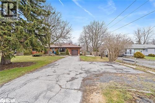 Ranch-style home featuring driveway, a front yard, and a garage - 11317 Regional Road 25, Halton Hills, ON - Outdoor