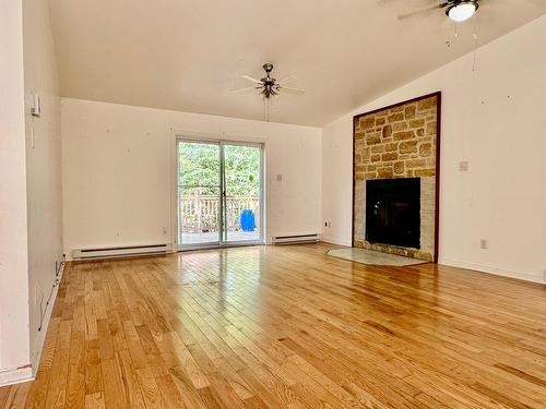 Salon - 36 Rue De L'Azur, Wentworth, QC - Indoor Photo Showing Other Room With Fireplace