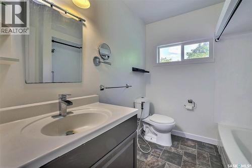 901 17Th Avenue E, Regina, SK - Indoor Photo Showing Bathroom