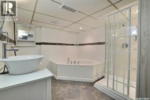 901 17Th Avenue E, Regina, SK - Indoor Photo Showing Bathroom