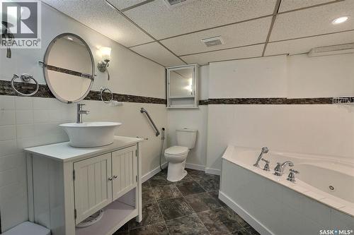 901 17Th Avenue E, Regina, SK - Indoor Photo Showing Bathroom