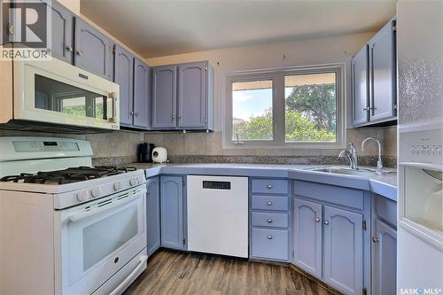 901 17Th Avenue E, Regina, SK - Indoor Photo Showing Kitchen