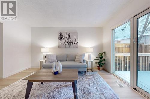 50 Gordon Way, Markham, ON - Indoor Photo Showing Living Room