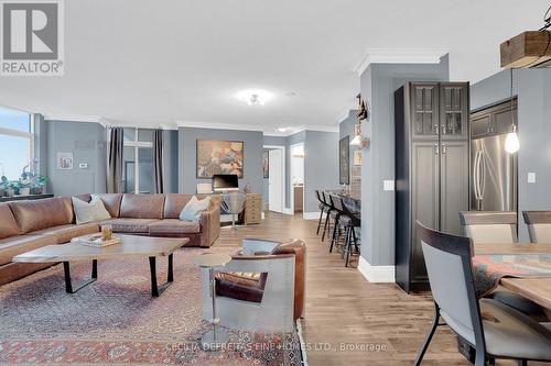 1616 - 9225 Jane Street, Vaughan, ON - Indoor Photo Showing Living Room