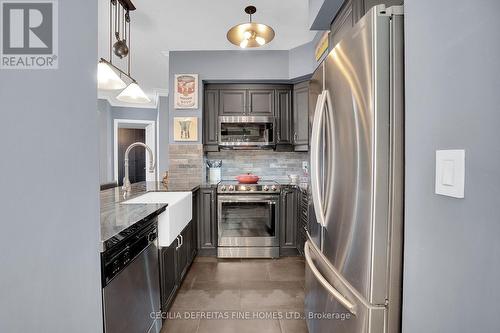 1616 - 9225 Jane Street, Vaughan, ON - Indoor Photo Showing Kitchen With Upgraded Kitchen