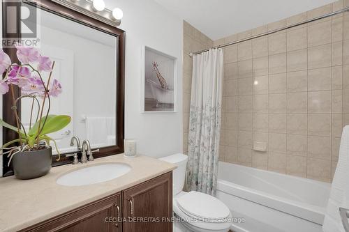 1616 - 9225 Jane Street, Vaughan, ON - Indoor Photo Showing Bathroom