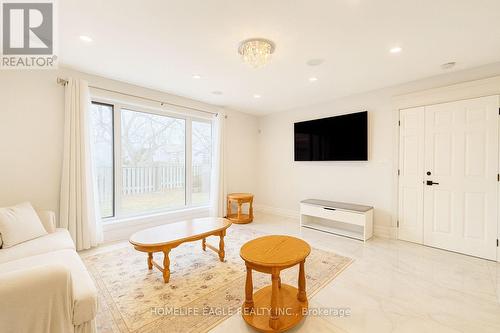 21119 Dalton Road, Georgina, ON - Indoor Photo Showing Living Room