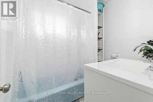 765 River Road, Pembroke, ON - Indoor Photo Showing Bathroom