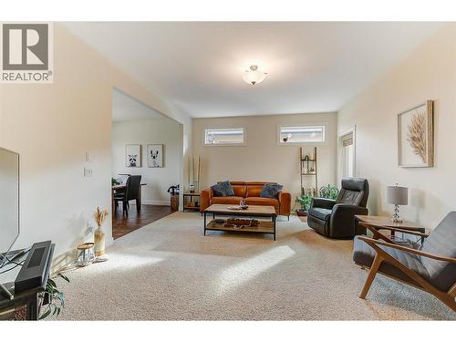 737 Kuipers Crescent, Kelowna, BC - Indoor Photo Showing Living Room