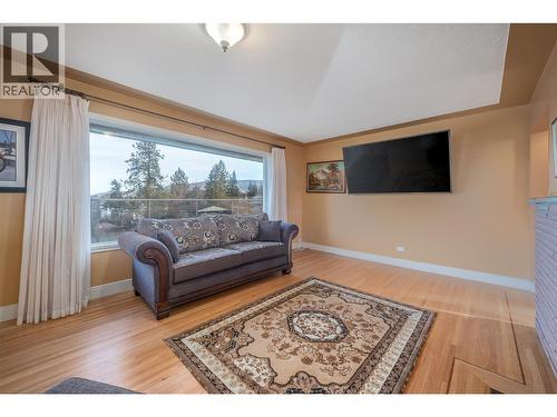 1805 39 Avenue, Vernon, BC - Indoor Photo Showing Living Room