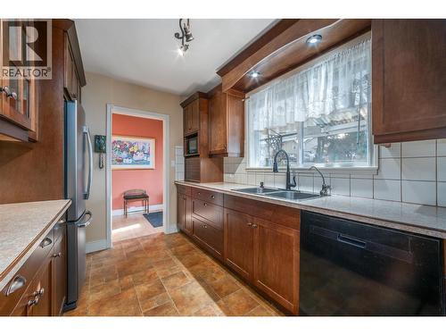 1805 39 Avenue, Vernon, BC - Indoor Photo Showing Kitchen With Double Sink