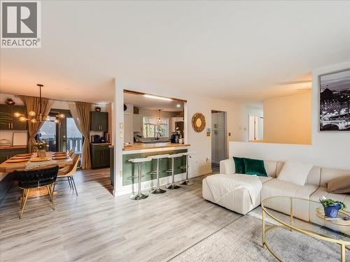 1359 Grosvenor Place, Castlegar, BC - Indoor Photo Showing Living Room