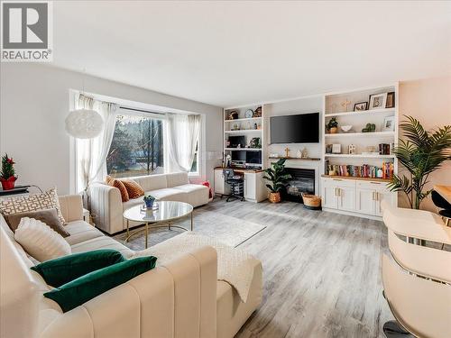 1359 Grosvenor Place, Castlegar, BC - Indoor Photo Showing Living Room