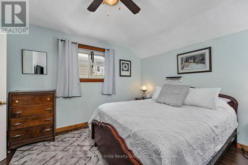 27 Sunnyside Street, Dysart Et Al (Dysart), ON - Indoor Photo Showing Bedroom