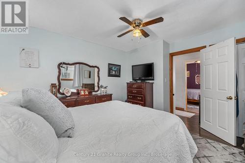 27 Sunnyside Street, Dysart Et Al (Dysart), ON - Indoor Photo Showing Bedroom