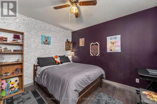 27 Sunnyside Street, Dysart Et Al (Dysart), ON - Indoor Photo Showing Bedroom