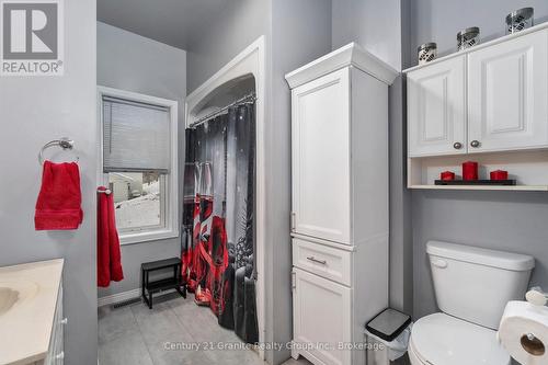 27 Sunnyside Street, Dysart Et Al (Dysart), ON - Indoor Photo Showing Bathroom