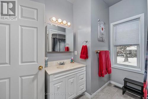 27 Sunnyside Street, Dysart Et Al (Dysart), ON - Indoor Photo Showing Bathroom