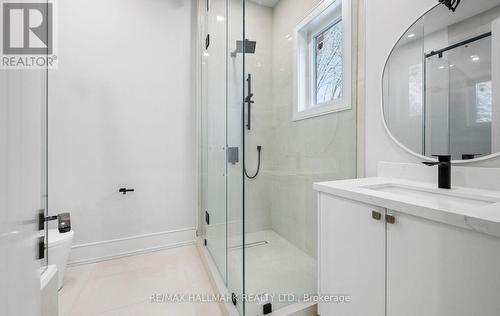 32 Devondale Avenue, Toronto, ON - Indoor Photo Showing Bathroom