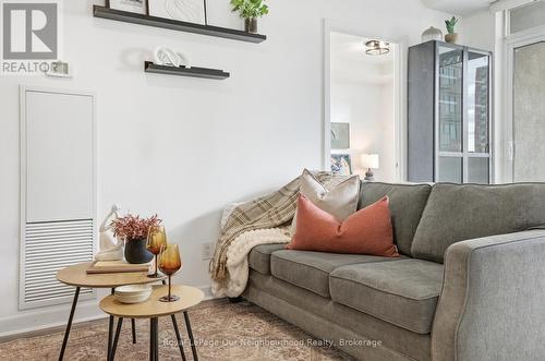 301 - 1235 Bayly Street, Pickering (Bay Ridges), ON - Indoor Photo Showing Living Room